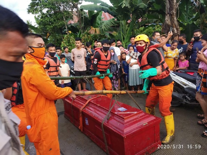 Penemuan peti mati hanyut di Sungai Belo, Soppeng, Sulsel.