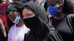 Potret Muslimah Jerman Ikut Demo Dukung George Floyd