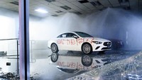 Selain merusak showroom, demonstran juga mencorat-coret mobil. AP Photo/Noah Berger.