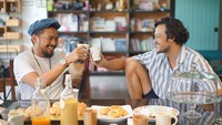 Sebagai publik figur, Dwi Sasono terbilang orang yang ramah. Ia tak sungkan hangout santai bareng temannya.  Foto: instagram Dwi Sasono