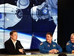 Astronaut NASA Sukses Diterbangkan, Elon Musk Kegirangan