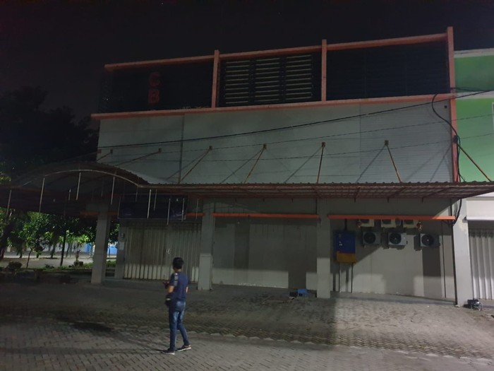 Tempat karaoke di Ruko Royal Mojosari yang ditutup paksa polisi