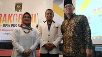 Putri Wapres Maruf Amin yang juga Wakil Sekjend DPP Partai Demokrat ini langsung berkoordinasi bersama PKS untuk memastikan koalisi dalam menghadapi pilkada Kota Tangsel Desember mendatang. Siti Nur Azizah Bersama Petinggi PKS Provinsi Banten dan Juga Calon Wakil Walikota Tangsel Dari PKS Ruhama Ben Untum Berkomunikasi Dalam Memantapkan Koalisi tersebut. Foto: dok. PKS
