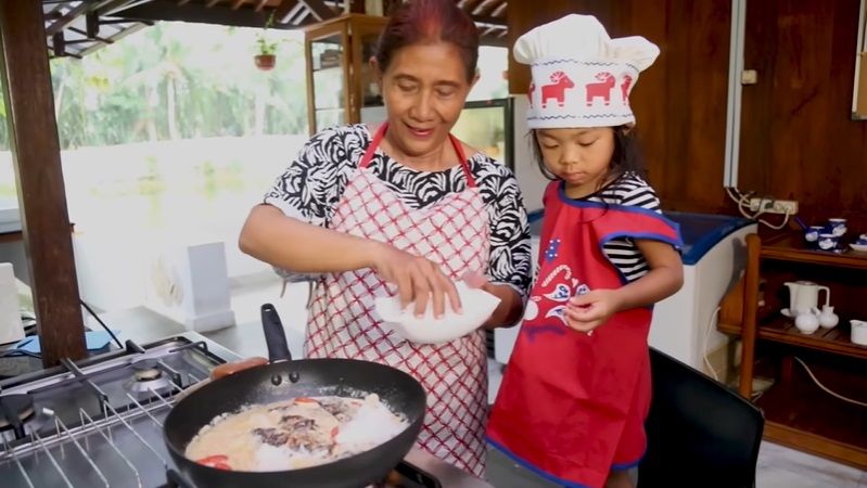 Susi Pudjiastuti masak