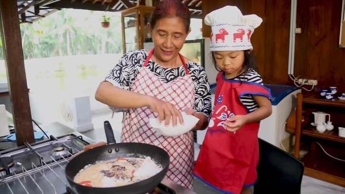 Susi Pudjiastuti masak