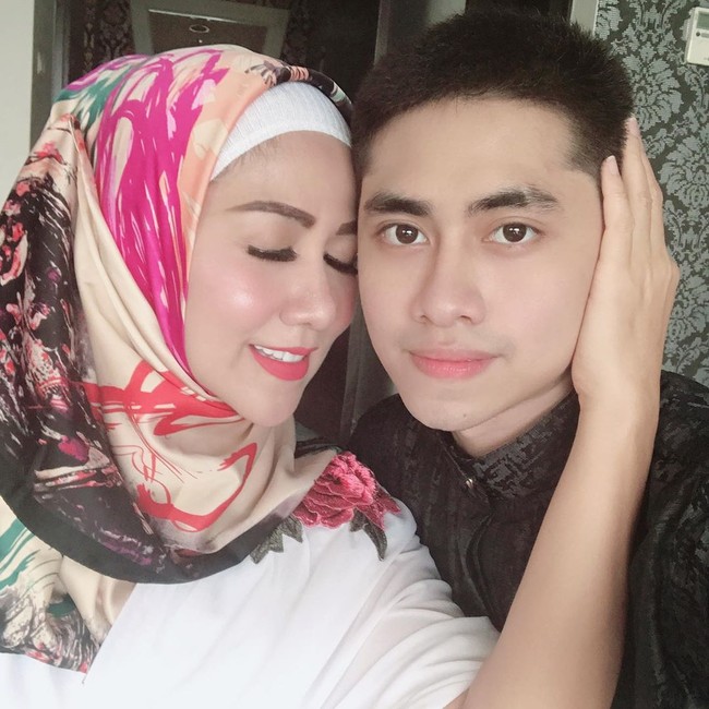 Dalam sebuah wawancara, Venna Melinda mengatakan keputusannya berhijab ini karena ingin menjadi contoh yang baik untuk anak-anaknya. Apalagi saat ini usianya juga sudah 47 tahun, sehingga dirasa sudah waktunya untuk hijrah. Foto: Dok. Instagram Venna Melinda