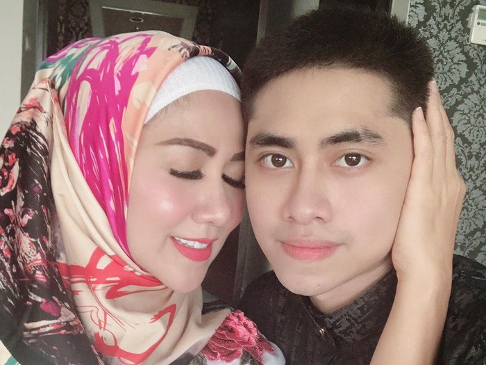 Venna Melinda berhijab