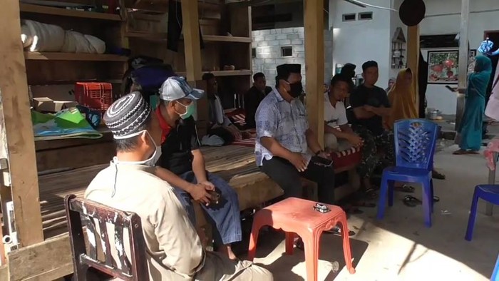 Warga sekitar rumah AK berjaga-jaga, tolak penjemputan tim medis