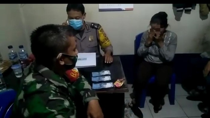 Perempuan Belanja Pakai Uang Palsu
