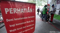 Pemotor yang mengisi BBM juga diharuskan turun dari motor.