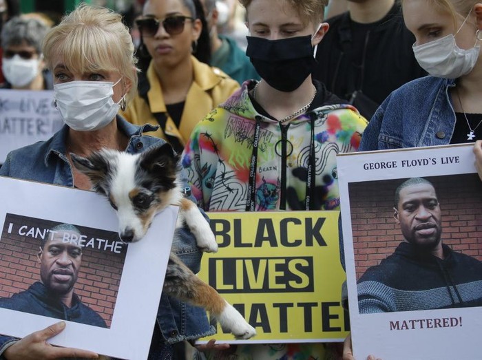 Ribuan warga Selandia Baru menggelar aksi memprotes kematian George Floyd di Auckland Some 4,000 New Zealand protesters demonstrate against the killing of Minneapolis man George Floyd in a Black Lives Matter protest in Auckland on June 1, 2020. (Photo by MICHAEL BRADLEY / AFP)