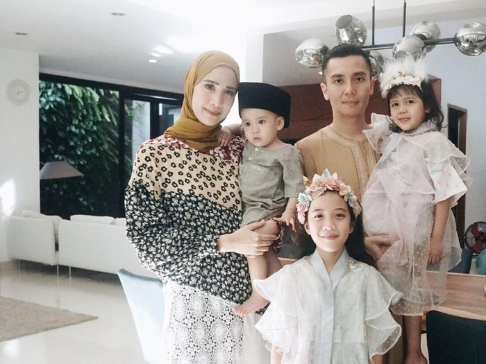 Fanny Fabriana bersama suami dan 3 anaknya