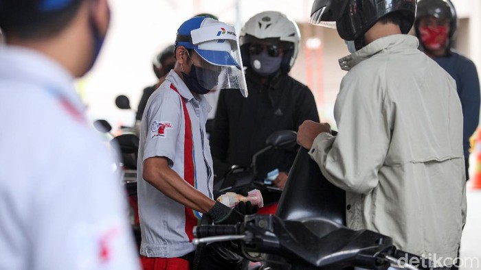 SPBU MT Haryono, Jakarta, mulai menerapkan protokol kenormalan baru. Saat mengisi bensin, pengendara harus menjaga jarak.