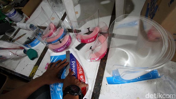 Jelang New Normal, Perajin Face Shield Banjir Order