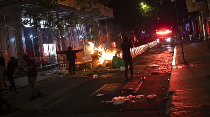 Kerusuhan dan Penjarahan Terus Berlangsung di AS Aksi unjuk rasa atas kematian pria kulit hitam, George Floyd semakin memanas. Kerusuhan dan penjarahan terus dilakukan sejak kematian Fyord pada Senin (25/5/2020) lalu.