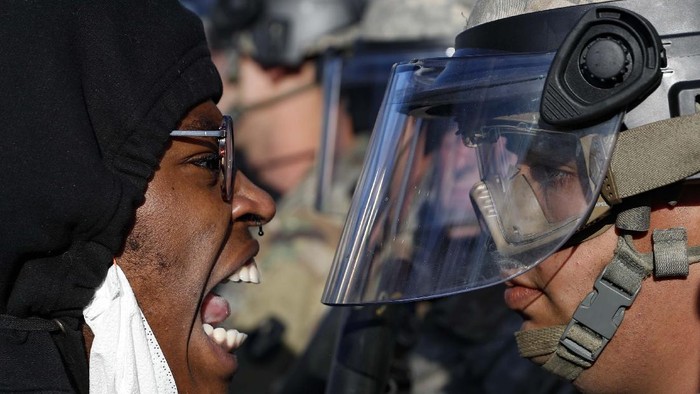 Potret Militer AS Turun Gunung Amankan Massa George Floyd A U.S. National Guard soldier watches over Hollywood Blvd., Sunday, May 31, 2020, in Los Angeles. Protests were held in U.S. cities over the death of George Floyd, a black man who died after being restrained by Minneapolis police officers on May 25. (AP Photo/Chris Pizzello)