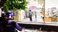 Pertokoan di kawasan Oakland juga dirusak dan dijarah. AP Photo/Noah Berger