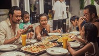 Banyak yang kaget mendengar kabar soal tertangkapnya Dwi Sasono. Para fans menyayangkan tindakannya. Kini Dwi Sasono harus mempertanggungjawabkan perbuatannya. Foto: instagram Dwi Sasono