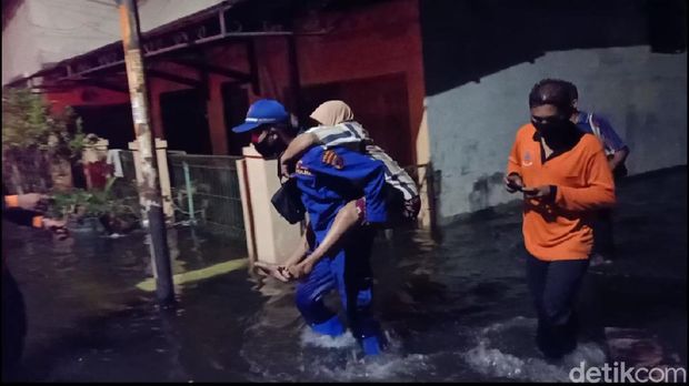 Banjir rob di Pekalongan, warga dievakuasi (1/6/2020)