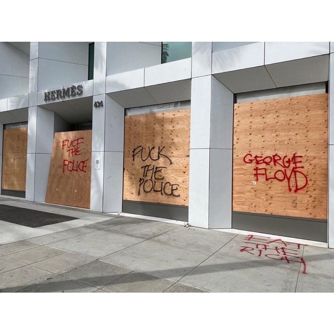 Meski sudah diberi papan pelindung, butik Hermes di Rodeo Drive tetap kena imbas aksi unjuk rasa. Pelaku mencorat-coret papan tersebut dengan kata-kata kasar. (Foto: Instagram/@diet_prada)