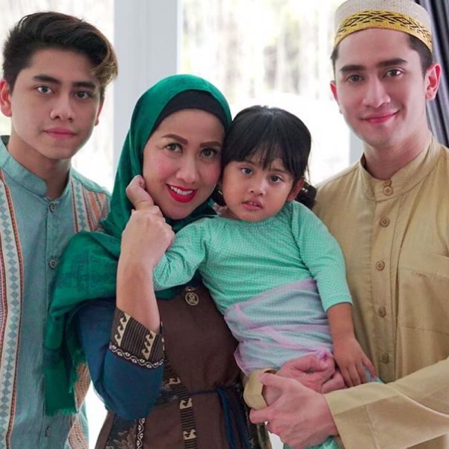 Venna Melinda berkiprah di dunia hiburan dengan mengikuti ajang Abang None Jakarta 1993 dan kontes kecantikan Puteri Indonesia pada 1994. Selain berkarier di dunia hiburan, Venna juga menjajal panggung politik dengan menjadi anggota DPR dari Partai Demokrat mewakili daerah pemilihan Jawa Timur VI pada periode 2009-2014 dan 2014-2018. Foto: Dok. Instagram Venna Melinda