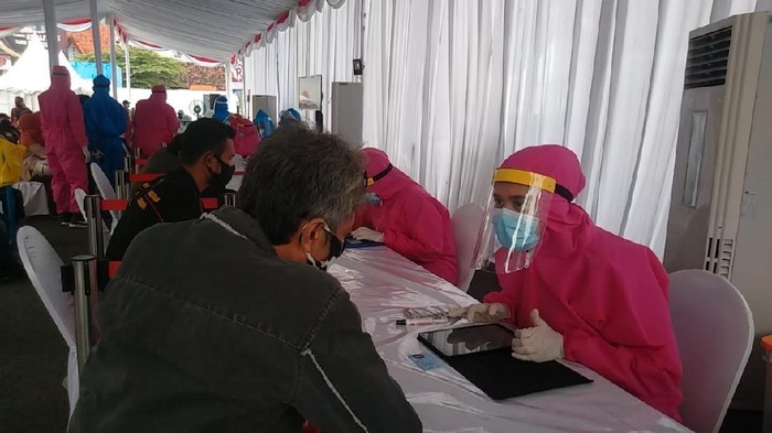 Ratusan Orang Antre Dites Corona di Surabaya Ratusan Orang Antre Dites Corona di Surabaya