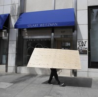 Tulisan yang bernada sarkas, Eat Me Rich, tampak di depan butik merek sepatu Stuart Weitzman yang berada di salah satu sudut Rodeo Drive. (Foto: AP/Marcio Jose Sanchez)
