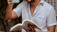 Membaca buku adalah salah satu hobi Dwi Sasono. Ia juga menikmati segelas kopi yang diseruputnya sore-sore. Sluurp! Foto: instagram Dwi Sasono