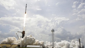 Terlihat roket Falcon 9 melesat ke antariksa, membawa dua astronaut ke International Space Station dengan kapsul Crew Dragon. Foto: AP/John Raoux