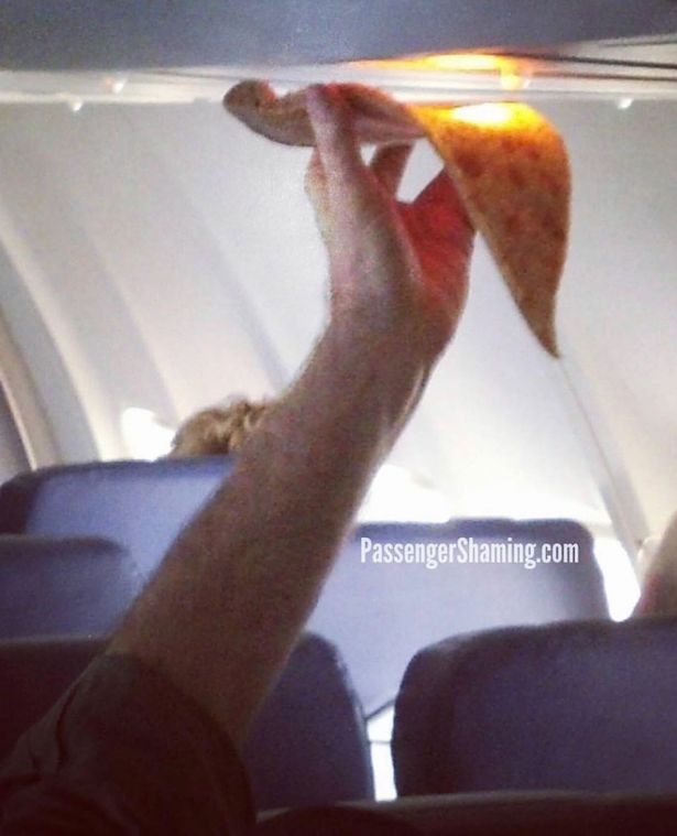 Penumpang pesawat hangatkan pizza dengan lampu LED