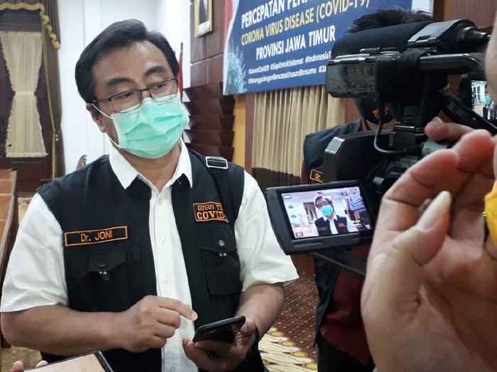 Ketua Gugus Kuratif Penanganan COVID-19 Jatim, dr Joni Wahyuhadi