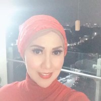 Venna Melinda bergaya dengan hijab turban warna merah yang senada dengan busana turtleneck yang ia gunakan. Assalamualaikum bunda lebih cantik berhijab , begitu netizen memuji penampilan Venna. Foto: Dok. Instagram Venna Melinda