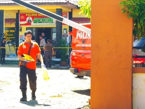 Jejak Penyerangan Pria Bersamurai ke Polsek Daha Selatan