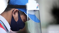 Petugas SPBU juga dilengkapi dengan masker dan pelindung wajah.
