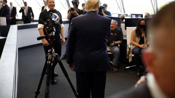 Ia pun berbincang sejenak dengan presiden AS, Donald Trump. Foto: AP/John Raoux