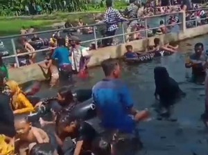 Abaikan Physical Distancing, Pemandian Umbulan Pasuruan Dipenuhi Warga