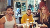 Bersama Esteban, Danna juga sering makan malam bareng dengan teman-temannya yang lain. Foto: Instagram @dannasultana