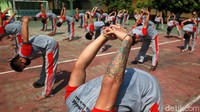 Mereka melakukan beragam gerakan peregangan otot dalam olahraga pagi tersebut.