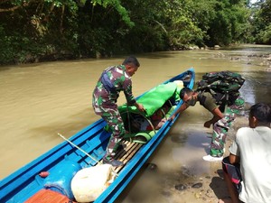 Prajurit TNI Arungi Sungai 6 Jam untuk Evakuasi Warga Sakit di Entikong