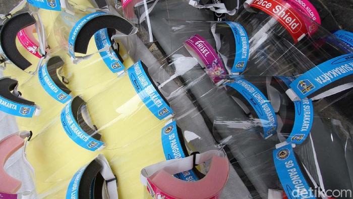 Jelang New Normal, Perajin Face Shield Banjir Order Jelang kenormalan baru dan wacana dimulainya kembali proses belajar mengajar di sekolah membawa berkah pada perajin pelindung wajah (face shield). Mereka kebanjiran order.