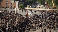 Truk tangki itu menerobos kerumunan pengunjukrasa di jalan bebas hambatan di pusat kota Minneapolis pada Minggu (31/5/2020) sore. Jeff Wheeler/Star Tribune via AP.