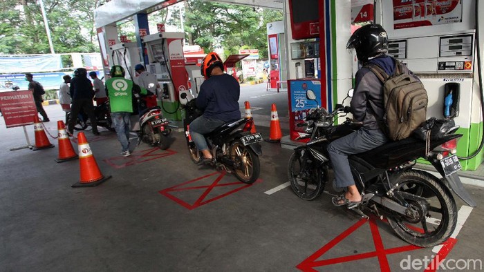 SPBU MT Haryono, Jakarta, mulai menerapkan protokol kenormalan baru. Saat mengisi bensin, pengendara harus menjaga jarak.