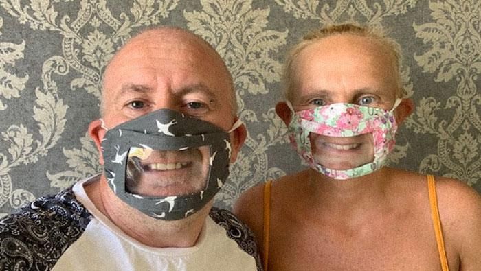 Ini Masker Khusus untuk Para Tuna Rungu Wajib memakai masker di era pandemi COVID-19 membuat para tuna rungu khawatir dengan komunikasi mereka. Namun kini ada masker yang bisa memudahkan mereka.