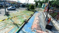 Suasana di kawasan Sungai Cisadane, Kota Tangerang yang bertepatan dengan libur nasional Hari Kelahiran Pancasila terpantau lengang. 