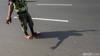 Omzet usaha mereka ini juga sangat menurun drastis.