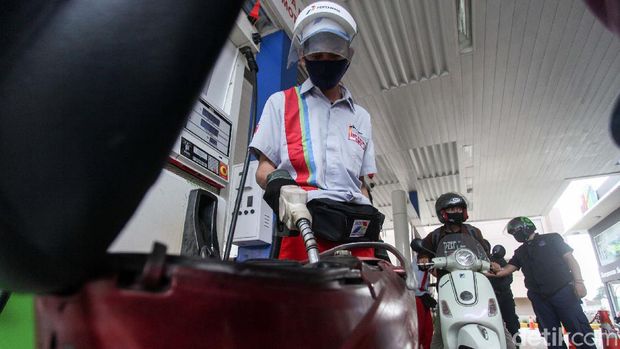 SPBU MT Haryono, Jakarta, mulai menerapkan protokol kenormalan baru. Saat mengisi bensin, pengendara harus menjaga jarak.