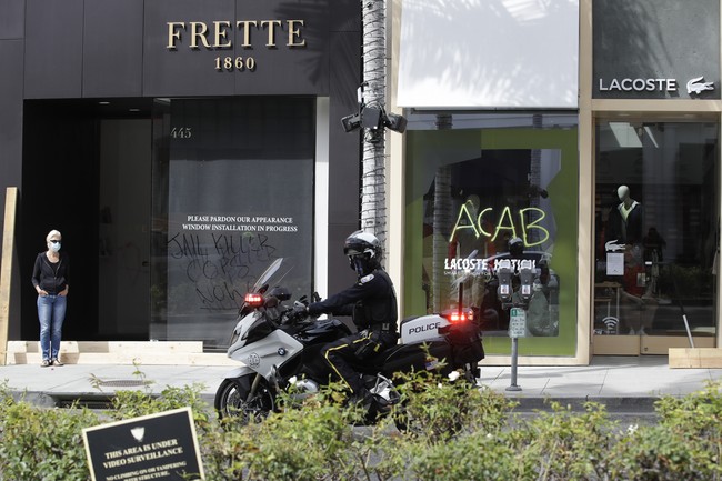 Inilah potret butik pakaian Lacoste yang ikut menjadi korban perusakan di tengah aksi protes kematian George Floyd. Sudah kena imbas COVID-19, butik-butik tersebut kini harus menanggung kerusakan akibat aksi vandalisma. (Foto: AP/Marcio Jose Sanchez)