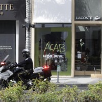 Inilah potret butik pakaian Lacoste yang ikut menjadi korban perusakan di tengah aksi protes kematian George Floyd. Sudah kena imbas COVID-19, butik-butik tersebut kini harus menanggung kerusakan akibat aksi vandalisma. (Foto: AP/Marcio Jose Sanchez)