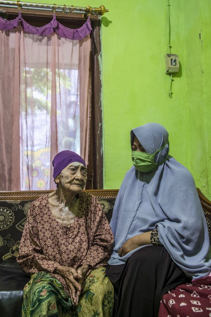 Nenek Kamtim Sembuh dari COVID-19 Seorang nenek berusia 100 tahun, Kamtim, sembuh dari COVID-19. Nenek asal Dusun Gendong, perbatasan Surabaya dan Gresik ini dinyatakan sembuh usai dirawat selama satu bulan di rumah sakit.