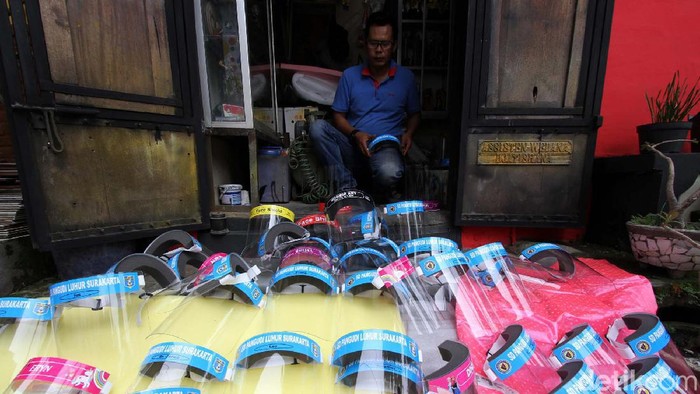 Jelang kenormalan baru dan wacana dimulainya kembali proses belajar mengajar di sekolah membawa berkah pada perajin pelindung wajah (face shield). Mereka kebanjiran order.